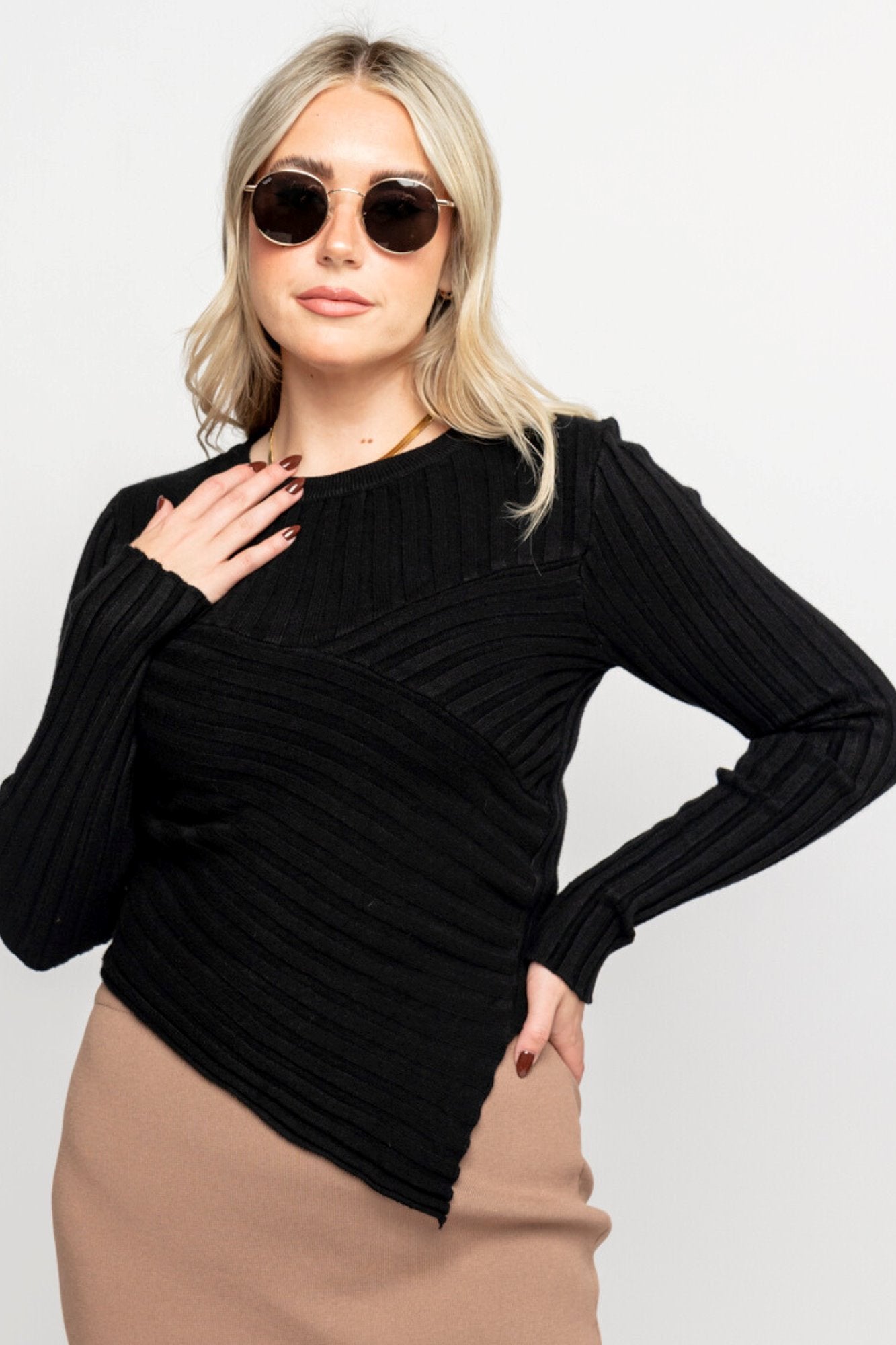 Tia Sweater in Black Holley Girl