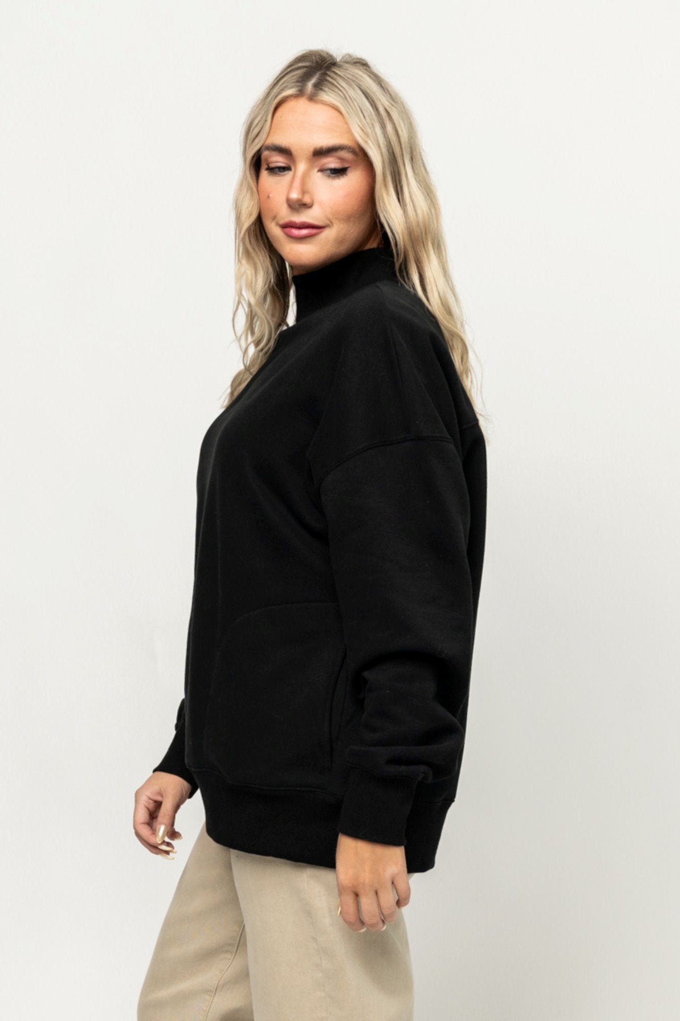 Mika Pullover in Black Holley Girl 